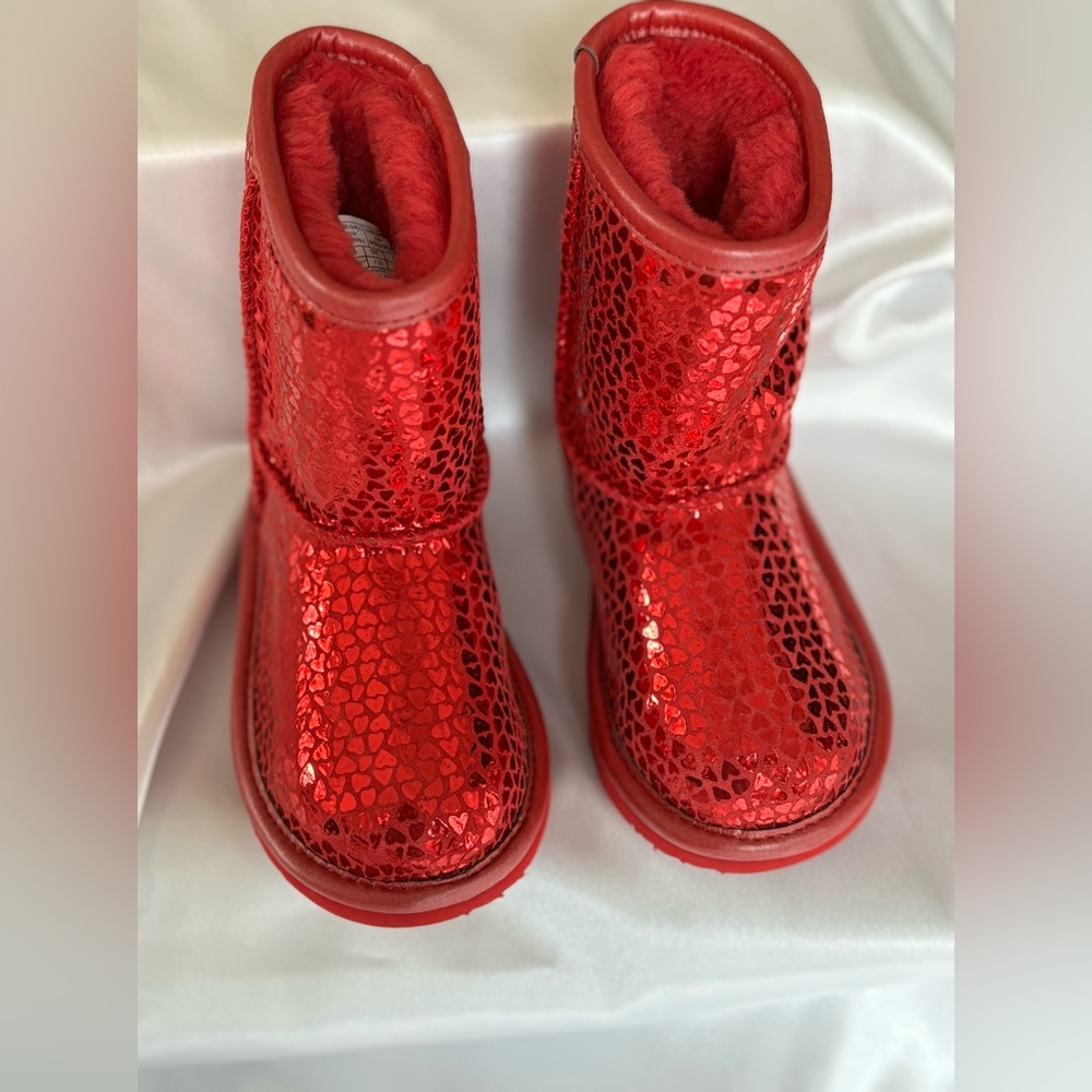 NWOB Toddler UGG Classic II Gel Red Heart Boot - Picture 6 of 10
